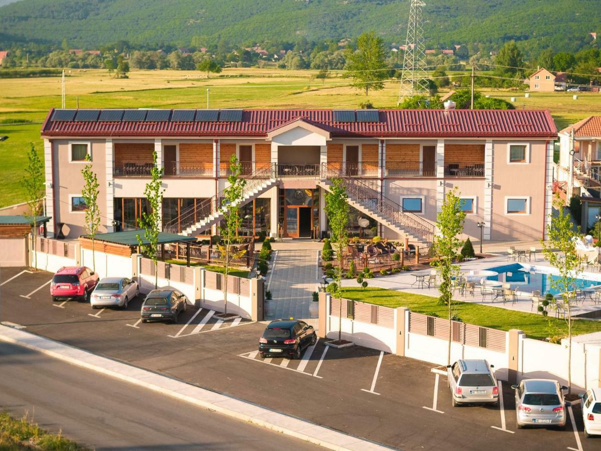 Bed and Breakfast RoyalGarden Nikšić Exterior foto